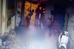 गुजरात : रंगदारी नहीं देने पर युवक की पीट-पीटकर हत्या, वारदात CCTV में क़ैद गुजरात : रंगदारी नहीं देने पर युवक की पीट-पीटकर हत्या, वारदात CCTV में क़ैद