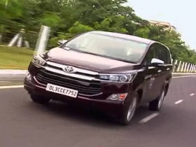 रफ्तार : टोयोटा की इनोवा क्रिस्टा पेट्रोल इंजन के साथ भी लॉन्च