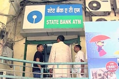 सुनसान पड़े एटीएम से पैसे न निकालें, दिल्ली में लोगों को लगी लाखों की चपत सुनसान पड़े एटीएम से पैसे न निकालें, दिल्ली में लोगों को लगी लाखों की चपत