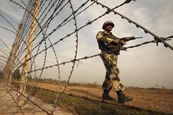 पुलवामा के करीमाबाद में सुरक्षा बलों और ग्रामीणो के बीच झड़प पुलवामा के करीमाबाद में सुरक्षा बलों और ग्रामीणो के बीच झड़प