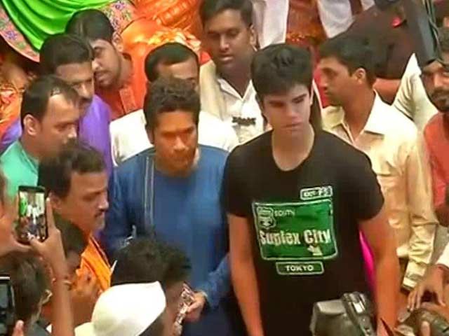 Sachin Tendulkar Offers Prayers at Lalbaugcha Raja