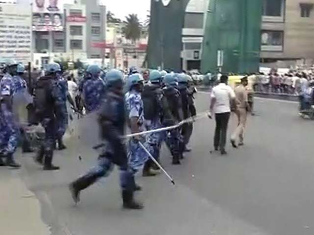 कर्नाटक में हिंसक प्रदर्शन : करीब 500 लोग हिरासत में, बेंगलुरु के 16 थाना क्षेत्रों में कर्फ्यू