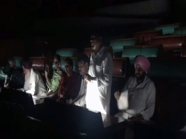 पंजाब सरकार में मंत्री ब्रिकम सिंह मजीठिया पर कांग्रेस विधायक ने फेंका जूता