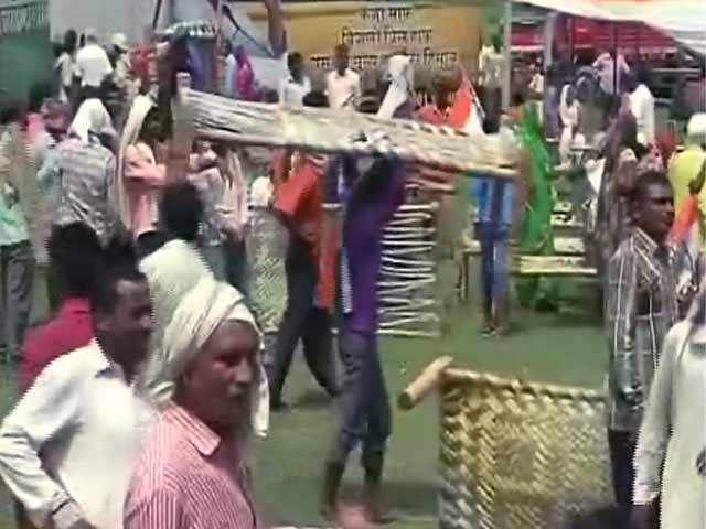 राहुल गांधी की सभा में फिर मची खटिया के लिए लूट