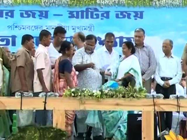 Video : Mamata Banerjee Returns Land To Singur Farmers, Offers New Deal To Tatas
