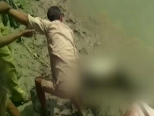 Videos : बिहार पुलिस ने शव को रस्सी से बांधकर काफी दूर तक घसीटा