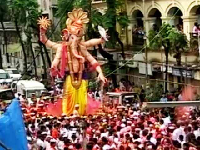 गाजे-बाजे के साथ धूमधाम से हुई 'बप्पा' की विदाई