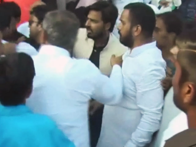 शीला दीक्षित की सभा में चले लात-घूंसे, आपस में भिड़े कांग्रेसी