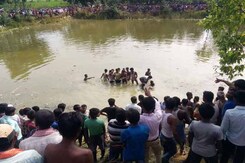 मधुबनी में यात्रियों से भरी बस तालाब में गिरी, 50 के मारे जाने की आशंका मधुबनी में यात्रियों से भरी बस तालाब में गिरी, 50 के मारे जाने की आशंका