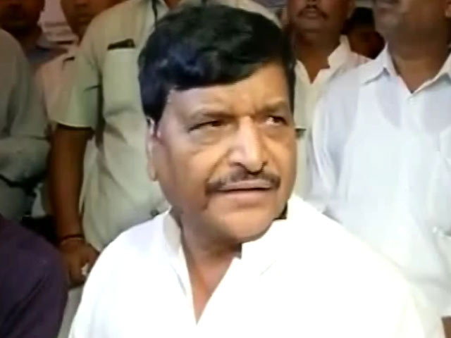 अखिलेश यादव के तीन करीबी MLC सपा से निकाले गए