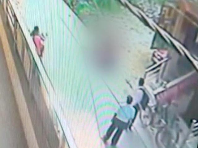 दिल्ली में दिनदहाड़े युवक ने युवती को चाकुओं से गोदा