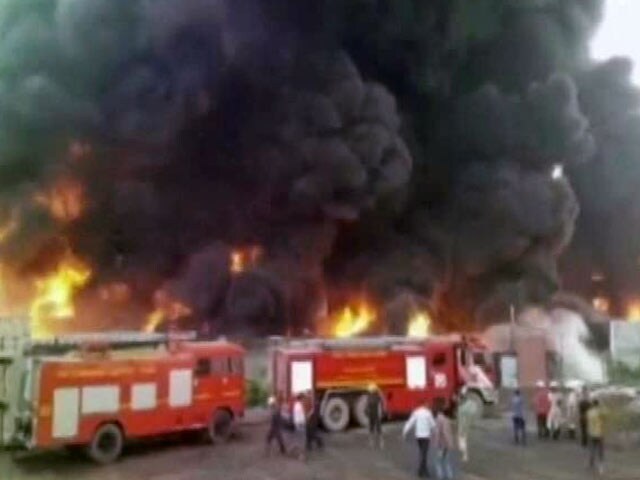 Videos : सूरत में फैक्टरी में भीषण आग लगी, काफी माल का नुकसान