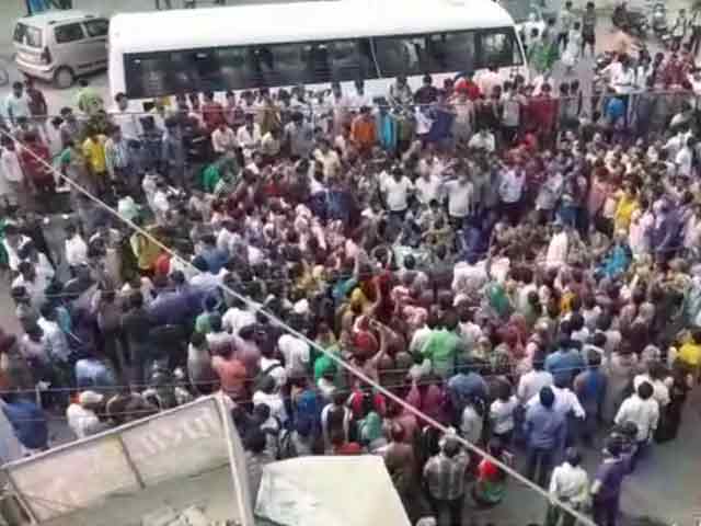 बुराड़ी में दिनदहाड़े लड़की की हत्या के विरोध में प्रदर्शन