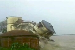 कैमरे में कैद : गोपालगंज में ताश के पत्तों की तरह ढहकर नदी में समाई इमारत कैमरे में कैद : गोपालगंज में ताश के पत्तों की तरह ढहकर नदी में समाई इमारत