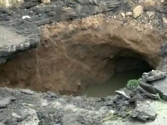 हैदराबाद में लगातार भारी बारिश, बीच सड़क पर बना बड़ा गड्ढा