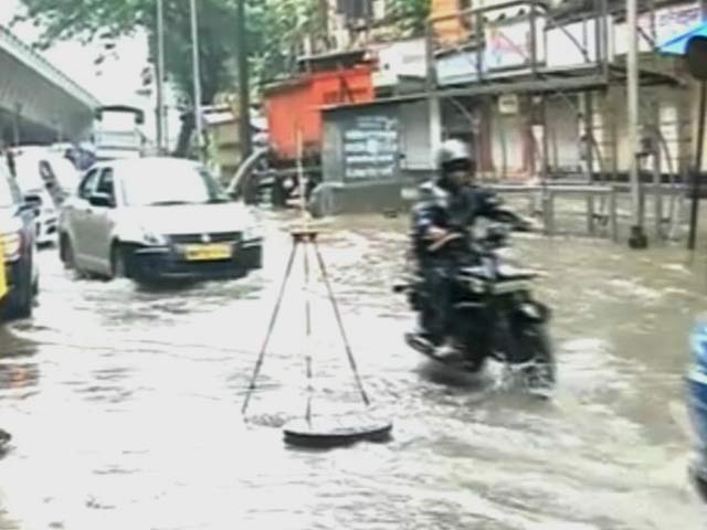 Videos : मुंबई में भारी बारिश की वजह से सड़कों पर जमा हुआ पानी
