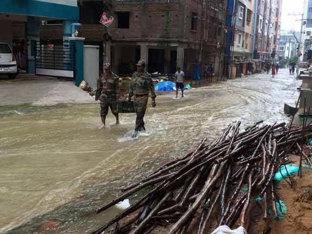 Videos : आंध्र प्रदेश और तेलंगाना में बारिश से बिगड़े हालात, सेना की टीम राहत अभियान में जुटी