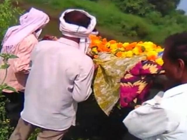 Videos : मध्य प्रदेश के खंडवा में दबंगों ने दलित महिला की शवयात्रा रोकी