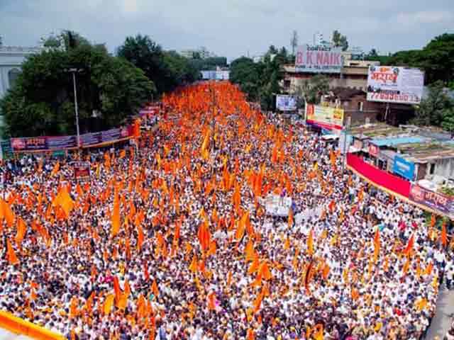 पुणे में मराठा समाज के मूक मोर्चे में जुटे लाखों लोग
