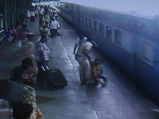 Videos : कैमरे में कैद : चलती ट्रेन से उतरने की कोशिश में बाल-बाल बची युवती की जान