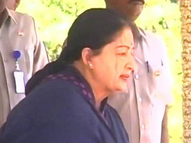 Video : Jayalalithaa Chairs Cauvery Meeting In Chennai Hospital, Dictates Speech