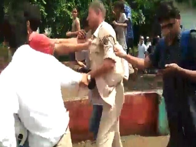 Videos : पटना में जूनियर डॉक्टरों की गुंडागर्दी, एक पुलिसवाले को जमकर पीटा