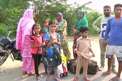 भारत-पाकिस्तान सीमा से सटे गांवों को खाली कराने का काम जारी भारत-पाकिस्तान सीमा से सटे गांवों को खाली कराने का काम जारी