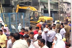 दिल्ली : नरेला में प्लास्टिक फैक्ट्री के मलबे से निकाले गए दो दमकल कर्मियों के शव दिल्ली : नरेला में प्लास्टिक फैक्ट्री के मलबे से निकाले गए दो दमकल कर्मियों के शव