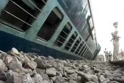 झेलम एक्सप्रेस की 10 बोगियां पटरी से उतरीं झेलम एक्सप्रेस की 10 बोगियां पटरी से उतरीं