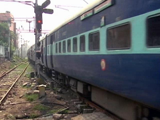 Videos : रेल यात्रियों को फेस्टिवल गिफ्ट, 1 पैसे में 10 लाख रुपये का बीमा