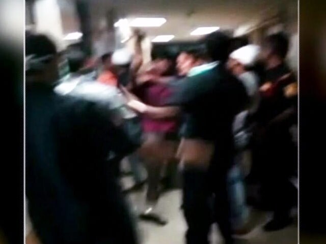 Video : लोगों ने डॉक्टर और सुरक्षा कर्मियों को हमला करके मरीज बना दिया