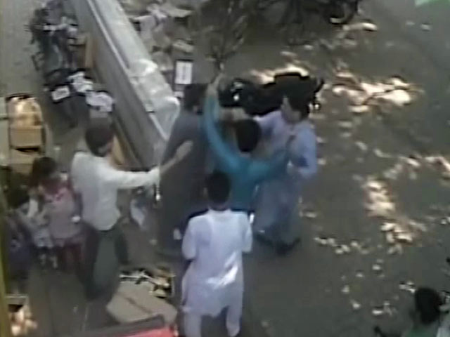 सीसीटीवी में कैद जेडीयू नेता की दबंगई