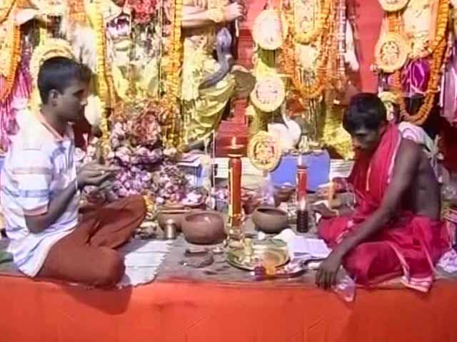 Video : During Durga Puja, These Men Are Upholding True Spirit Of All Festivals