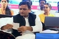 नेशनल रिपोर्टर : अखिलेश यादव ने मतदाताओं को दिया मुफ्त स्मार्टफोन का वादा नेशनल रिपोर्टर : अखिलेश यादव ने मतदाताओं को दिया मुफ्त स्मार्टफोन का वादा