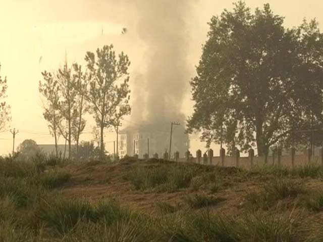 जम्मू कश्मीर के पंपोर में छिपे आतंकियों के साथ 24 घंटों से मुठभेड़ जारी