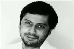 पाक सेना-सरकार के बीच विवाद की दी थी खबर, अब देश छोड़ने पर लगी रोक पाक सेना-सरकार के बीच विवाद की दी थी खबर, अब देश छोड़ने पर लगी रोक