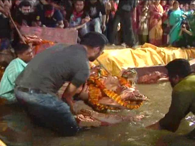 Delhi's Mini Bengal - Chittaranjan Park Bids Adieu To Goddess Durga In An  Eco-Friendly Way