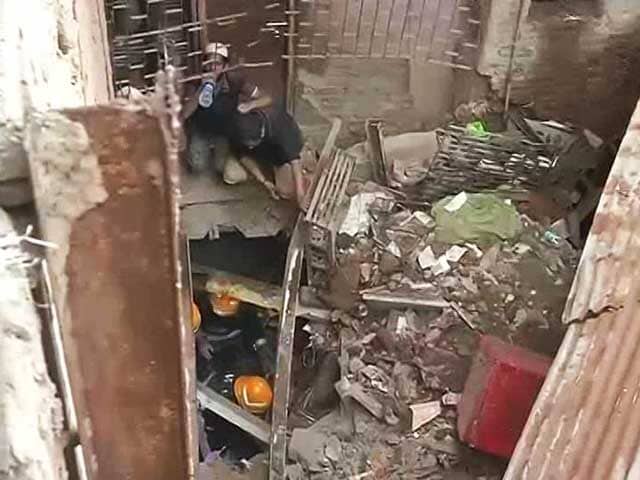 Videos : न्यूज प्वांइट : मुंबई के बांद्रा में बिल्डिंग गिरने से 6 लोगों की मौत