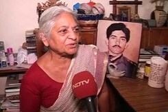 Soldier's Mother Went To Cops For Stolen Medals, Allegedly Told To Pay Soldier's Mother Went To Cops For Stolen Medals, Allegedly Told To Pay