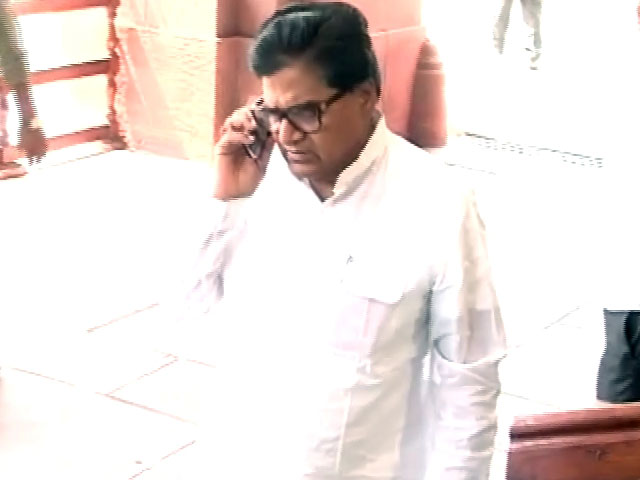 अखिलेश यादव का साथ देने उतरे चाचा रामगोपाल यादव