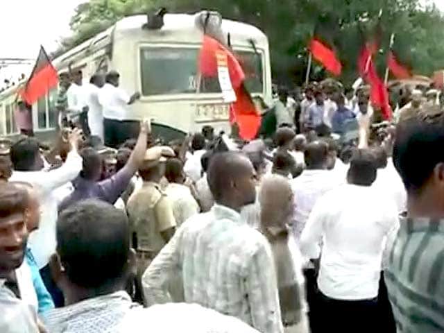 Videos : कावेरी जल विवाद : विपक्षी दलों ने तमिलनाडु में किया 'रेल रोको' प्रदर्शन