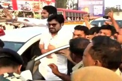 Babul Supriyo 'Hit On Chest With Brick' Allegedly By Trinamool Supporters Babul Supriyo 'Hit On Chest With Brick' Allegedly By Trinamool Supporters