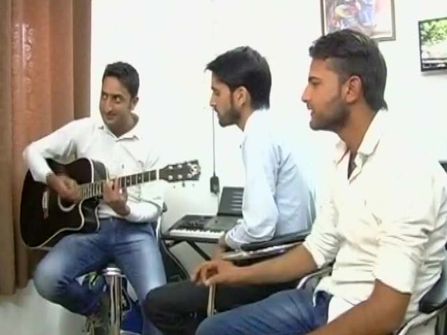 Video : एक आमिर खान यह भी, जो सैनिकों को सिखाते हैं संगीत