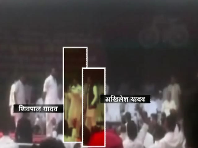 Videos : इंडिया 7 बजे : मंच पर लड़ी गई यादव परिवार की जंग