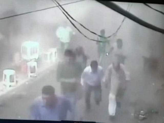 Video : A Cloud Of Smoke And Panic: CCTV Footage Of Blast in Delhi's Chandni Chowk
