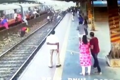 क्यों लोकल से यात्रा करने वाले लोग अचानक ट्रेन से कूद पड़े क्यों लोकल से यात्रा करने वाले लोग अचानक ट्रेन से कूद पड़े