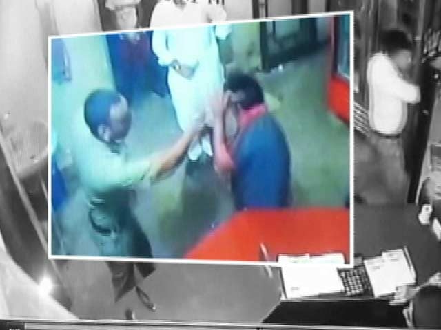 Videos : थानेदार पर ढाबा मालिक की पिटाई का आरोप, वीडियो वायरल होने के बाद सस्पेंड