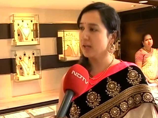 मुंबई : धनतेरस पर बाजारों में रौनक, ज्वेलरी दुकानों में लोगों की भीड़