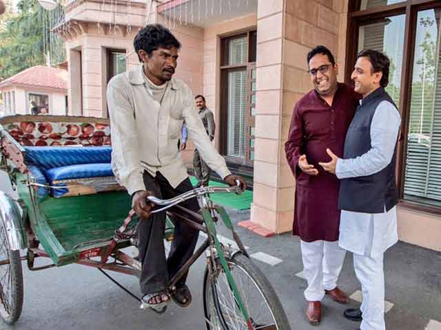 Paytm's Vijay Shekhar Sharma Got Helping Hand. Rickshaw Puller Rewarded