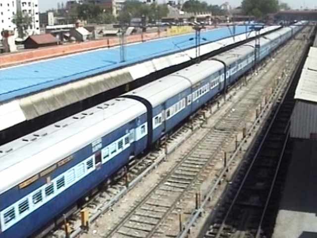 प्लेन से महंगी ट्रेन : बढ़ता किराया, बढ़ती परेशानी...